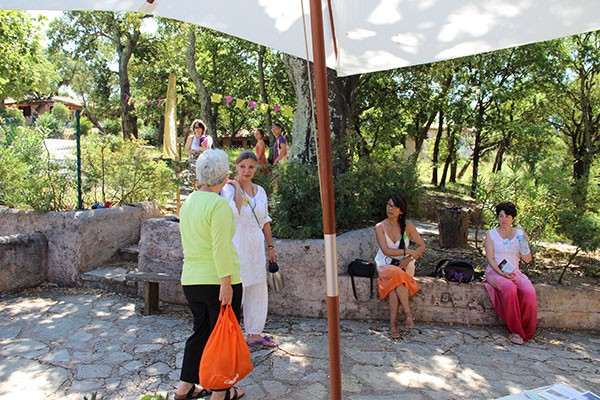 Devant le stand d'info de Meditationfrance