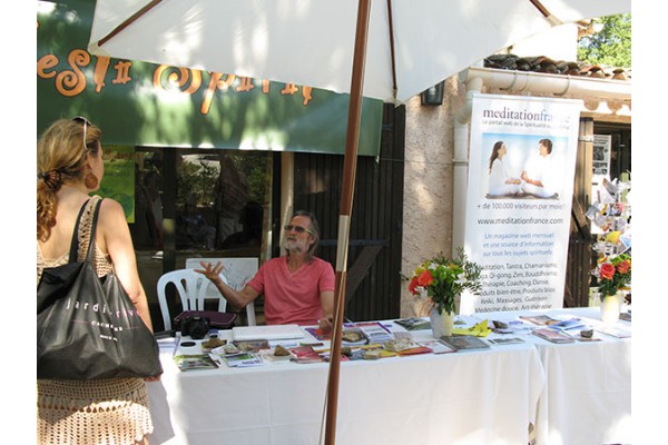 Au stand d'info de Meditationfrance